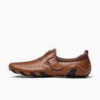 chaussure à bride présentée en coloris marron clair sur fond uni