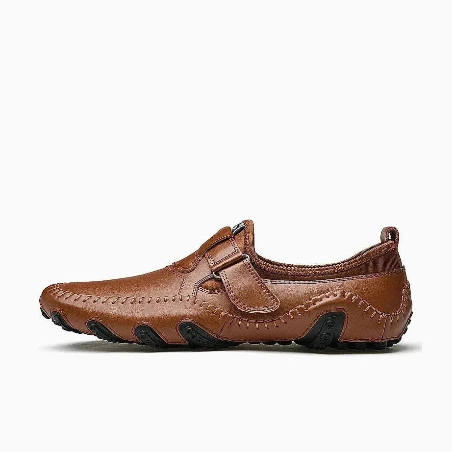 chaussure à bride présentée en coloris marron clair sur fond uni