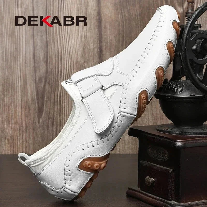 chaussure blanche portée en situation près d’un objet décoratif