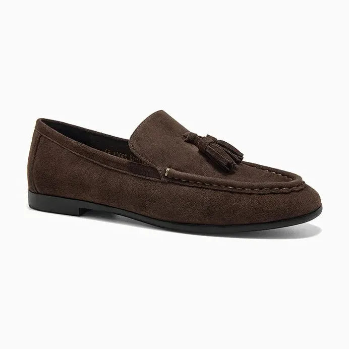 Mocassin en daim coloris café présenté de profil sur fond uni clair