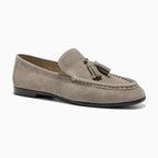 Mocassin en daim coloris gris présenté seul sur fond clair