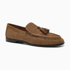 Chaussure en daim femme à glands seule sur fond blanc, coloris marron