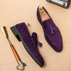 Vue latérale et semi-dessus d’une paire violette avec embauchoir