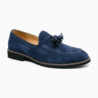 Mocassin en daim bleu marine vu de trois quarts sur fond blanc