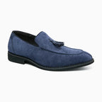 Mocassin en daim bleu disposé sur fond blanc