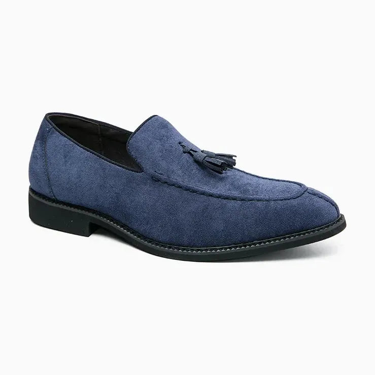 Mocassin en daim bleu disposé sur fond blanc