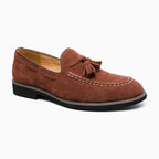 Mocassin en daim marron vu de trois quarts sur fond blanc