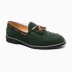 Mocassin en daim vert avec finitions marron, vu de trois quarts