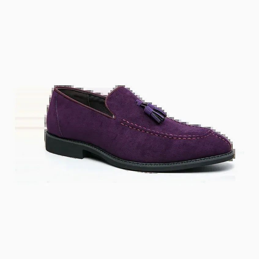 Mocassin en daim violet vu de côté sur fond blanc