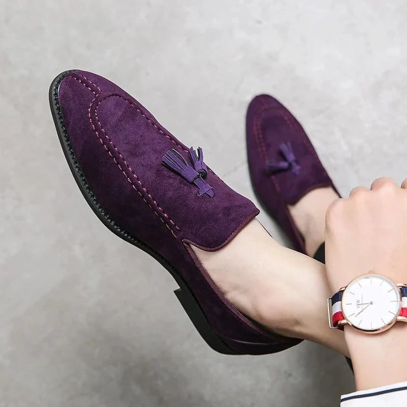 Plan rapproché sur le pied chaussé de la version violette, montre visible