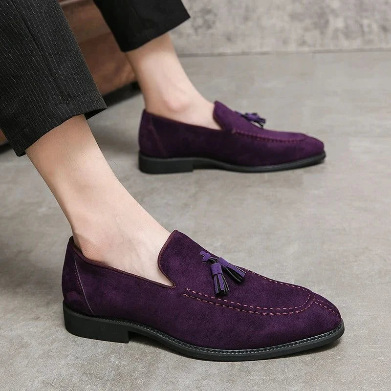 Les mocassins violets portés, deux pieds vue de côté