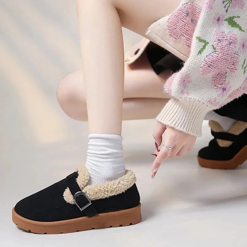 chaussure noire portée avec des chaussettes blanches, mise en situation assise