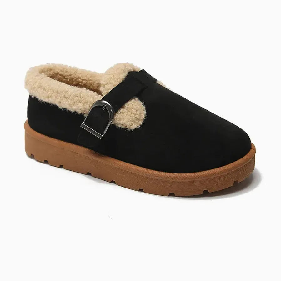 chaussure fourrée femme noire à boucle décorative présentée seule sur fond blanc