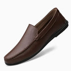 Chaussure homme sans lacet en cuir marron sur fond blanc