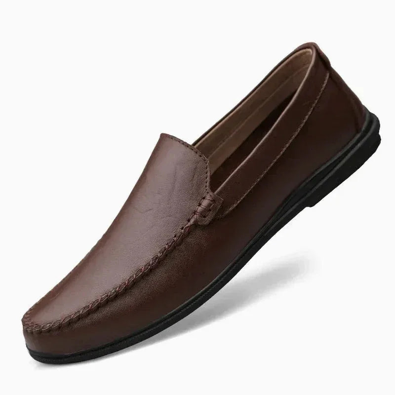 Chaussure homme sans lacet en cuir marron sur fond blanc