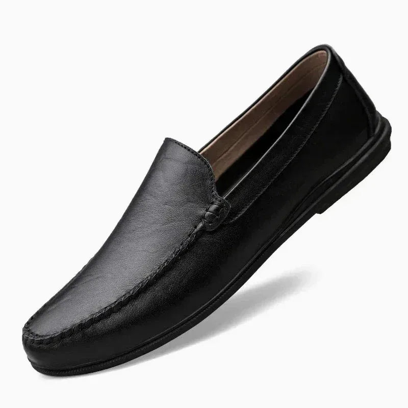 Chaussure homme sans lacet en cuir noir sur fond blanc