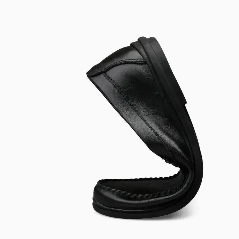 chaussure homme sans lacet noire posée droite sur fond blanc uni