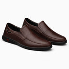 paire de mocassins coloris marron foncé sur fond clair
