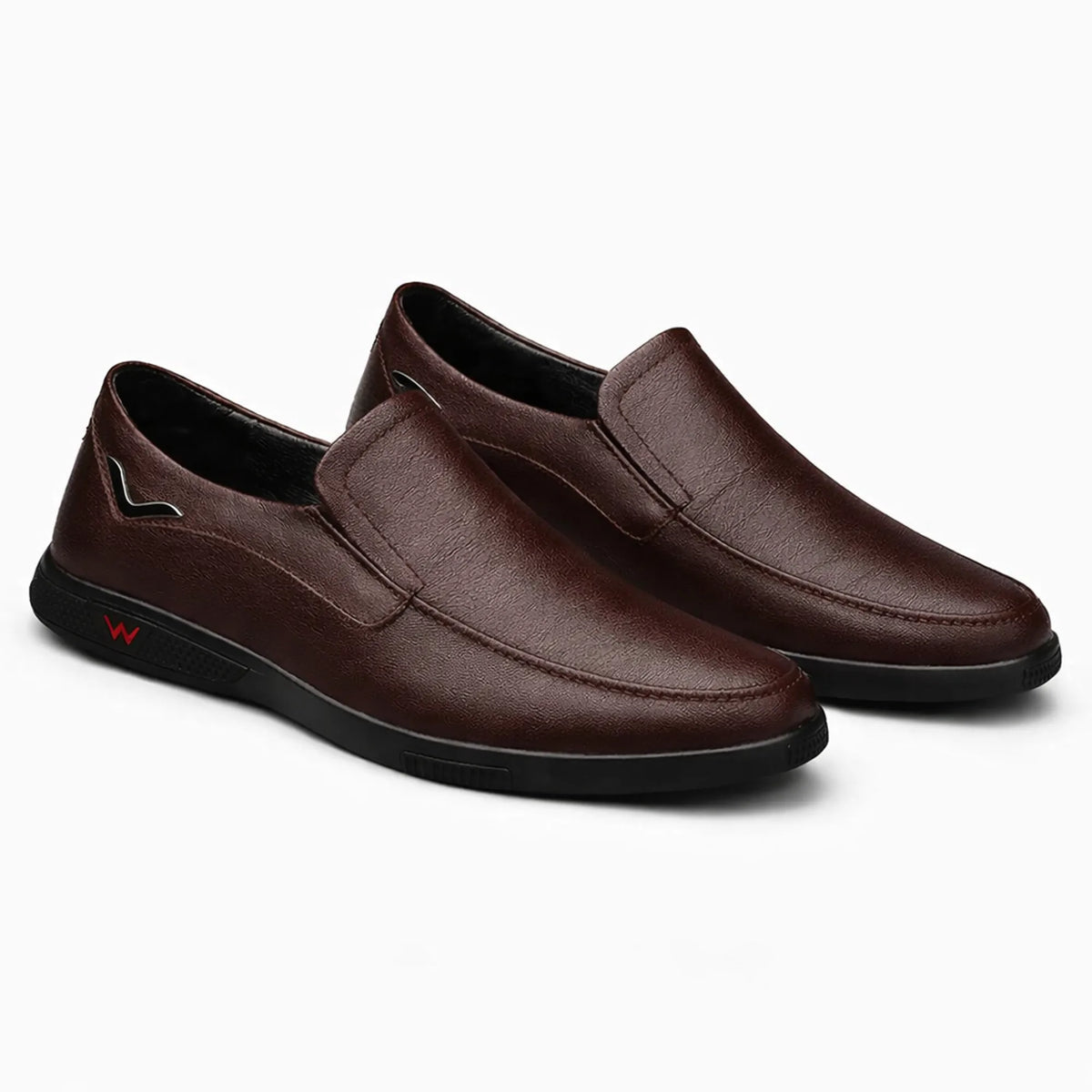 paire de mocassins coloris marron foncé sur fond clair