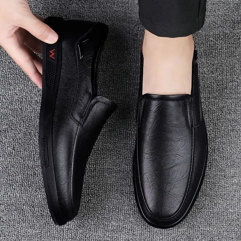 gros plan sur un mocassin noir porté et l’autre posé au sol