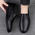 gros plan sur un mocassin noir porté et l’autre posé au sol