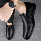 mocassins noirs portés avec un pantalon sombre vus du dessus