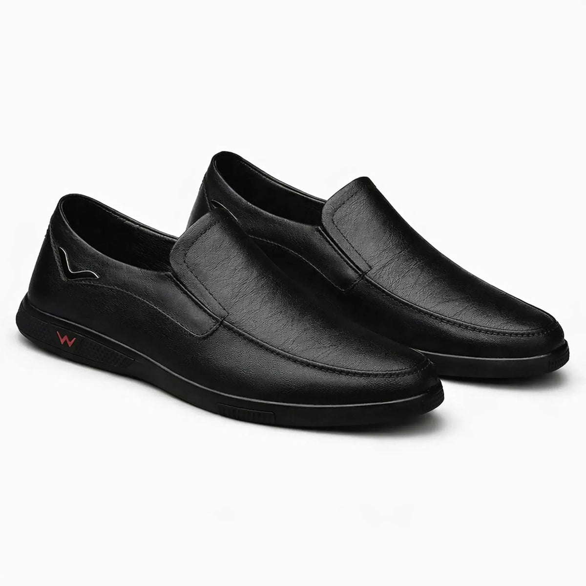 chaussure mocassin homme noire présentée seule sur fond uni