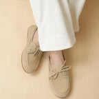 chaussures bateau beiges en daim portées avec un pantalon blanc