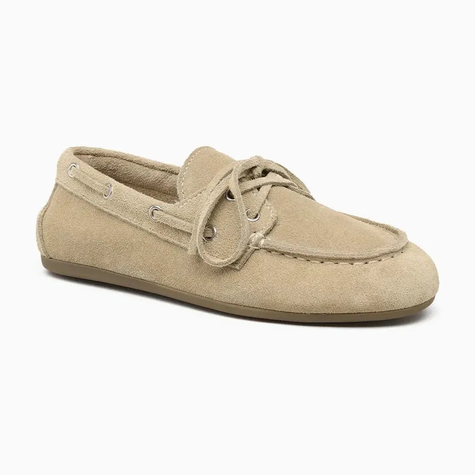 chaussures bateau femme beige en daim posées sur fond uni