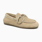 chaussures bateau femme beige en daim posées sur fond uni