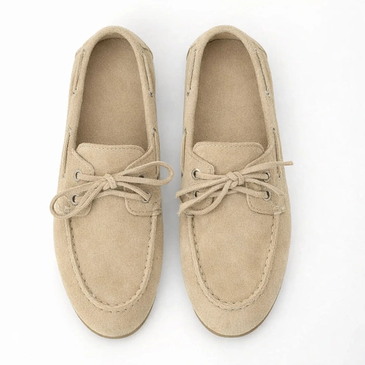 paire de chaussures bateau femme beige en daim vue de dessus