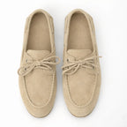 paire de chaussures bateau femme beige en daim vue de dessus