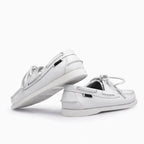 Paire de chaussures bateau en cuir blanc posée sur fond blanc