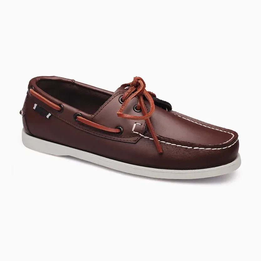 Chaussure bateau marron en cuir présentée seule vue de trois-quarts