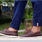 Chaussures bateau marron portées, cadrage latéral avec pantalon bleu