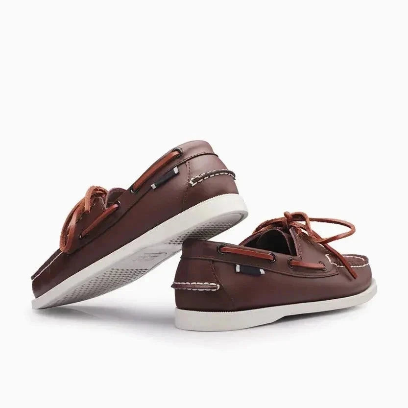 Chaussures bateau homme cuir marron posées sur fond blanc avec lacets contrastés