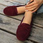 vue du dessus des chaussures bordeaux portées pieds croisés