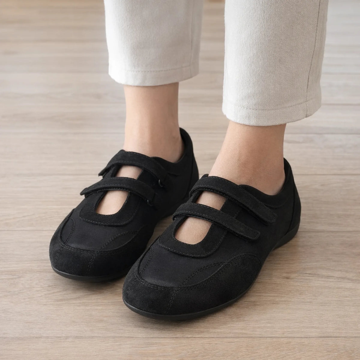 chaussures femme à scratch noires portées, vue de face