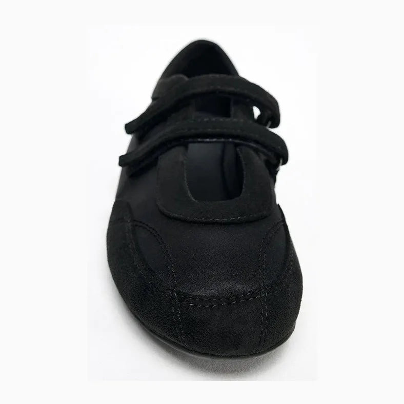 chaussures femme à scratch noires vues de face sur fond blanc