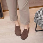 paire marron portée avec un pantalon beige, vue de face