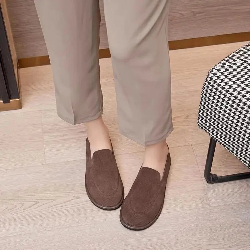 paire marron portée avec un pantalon beige, vue de face