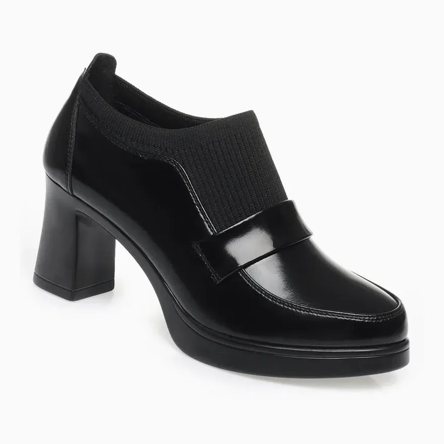 Escarpin mocassin noir à talon épais de 7 cm, vue de profil sur fond gris clair