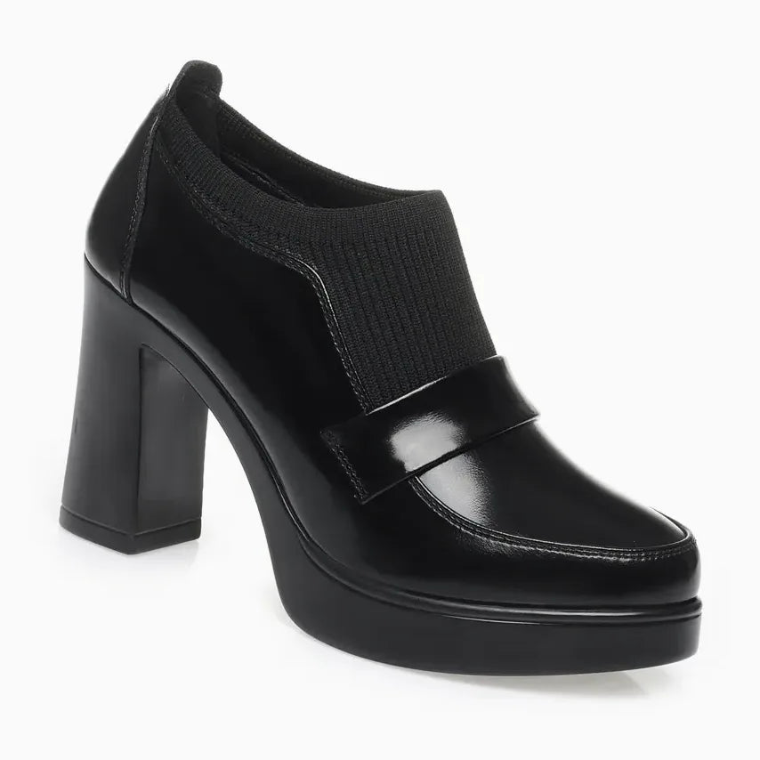 Escarpin mocassin noir à talon épais de 9 cm, vue de profil sur fond gris clair