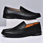 Loafer homme habillé noir, paire posée côte à côte sur fond uni