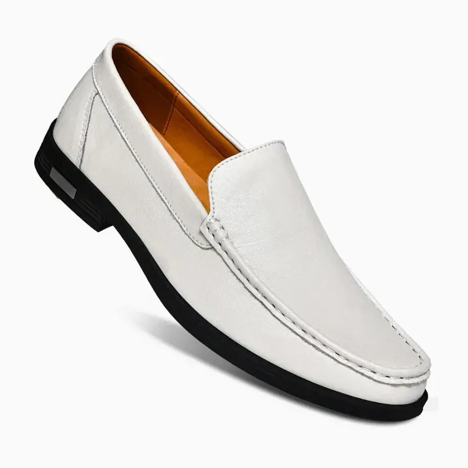 loafer blanc en vue de profil sur fond uni