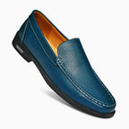 loafer bleu avec semelle noire présenté sur fond blanc