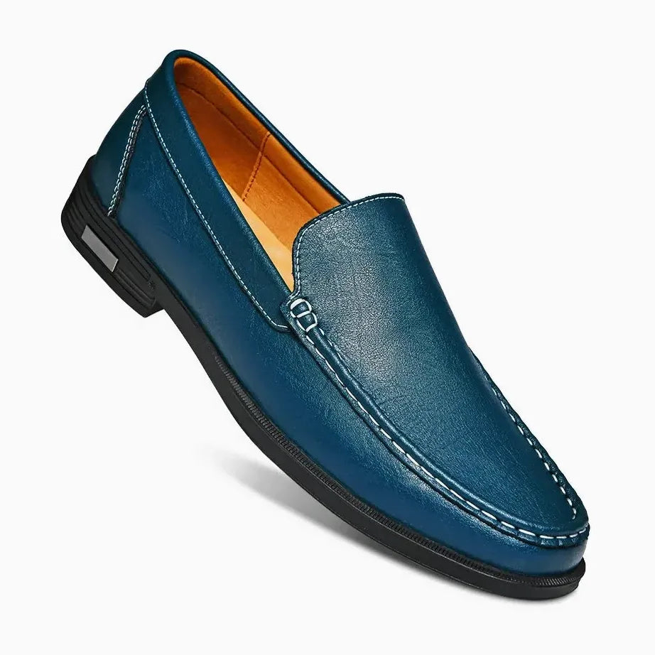 loafer bleu avec semelle noire présenté sur fond blanc