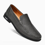 loafer gris présenté seul sur fond blanc