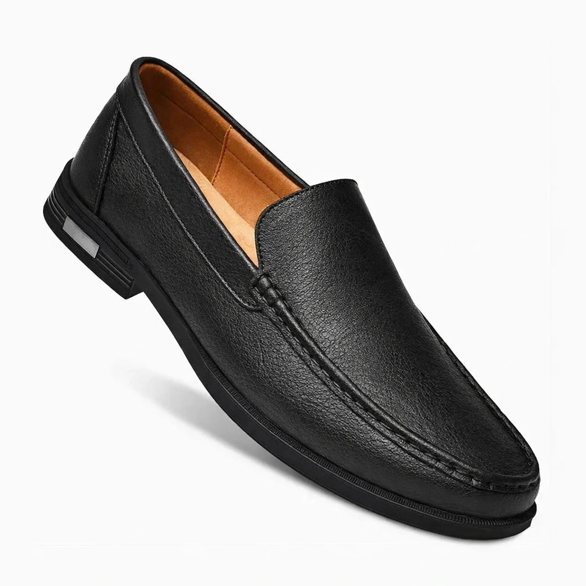 Loafer homme habillé noir présenté seul sur fond uni
