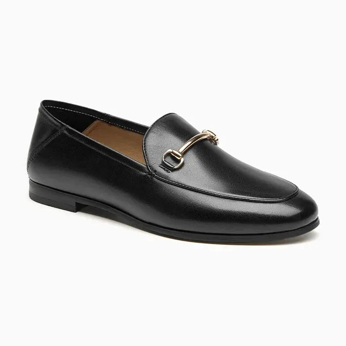 loafers femme en cuir noir avec mors doré sur fond clair